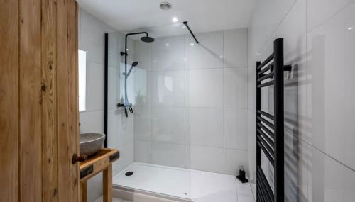 Spacious & Stylish StoneHous Cottage - Photo 3, Shower