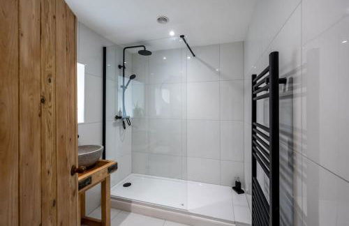 Spacious & Stylish StoneHous Cottage - Photo 3