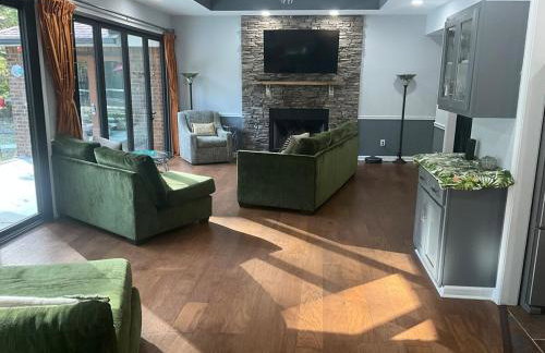 Quiet Forest Vacation home on a Private Road with Spacious Patios, Fire pit, Pet friendly and a Private pool - Foto 10