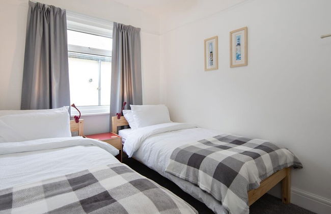 Stunning Beachfront Apt w Balcony Sea Views - Foto 13