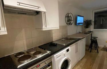 Studio Flat with Parking Off High St - Photo 4