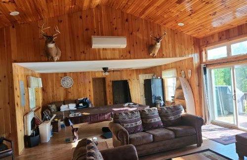 Spacious 5 Bedroom Cabin with Riverview & Black Lake Access - Foto 21
