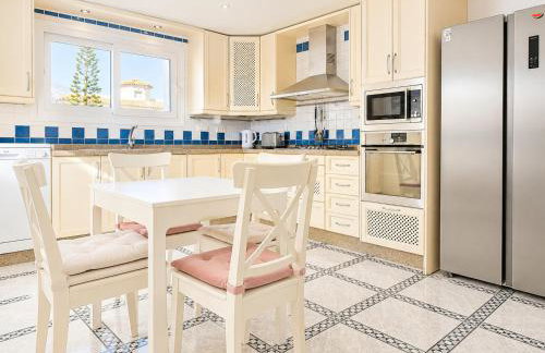 Villa with private pool & outdoor kitchen - Photo 19
