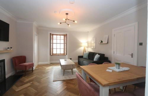 Charming two bedroom, two bathroom detached cottage - Foto 1