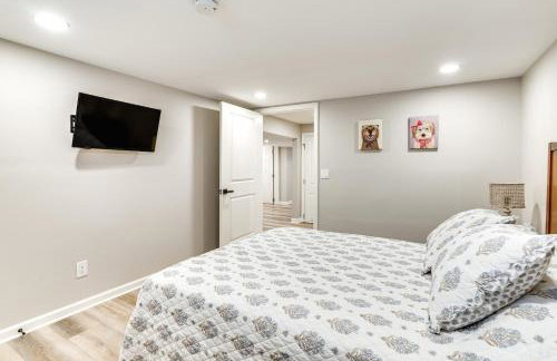 Screened Patio and Fire Pit Modern Westerville Home - Foto 12