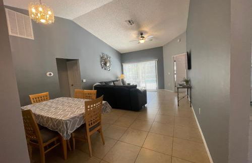 3 Bedroom Villa with Poolside Cinema and Games Room Close to theme Parks sleeps 6 - Photo 5