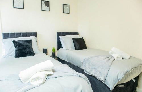 3 Bedroom House - Free Parking-Hospital-Contractors-Families - Long Stay Rates Available - Photo 2