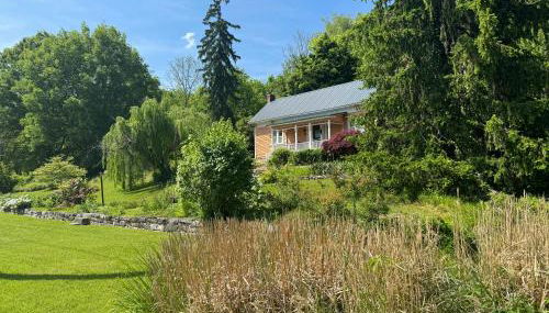 Historic 1818 Riverfront Cottage - Foto 2, Garden view