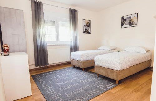 Kuća za odmor BARBARELLA - prostrani 2BR apartman, parking & WiFi - Foto 16