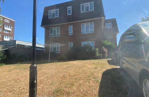 Friendly family apartment comfort sleep 6 close to tube bus airport - Foto 23