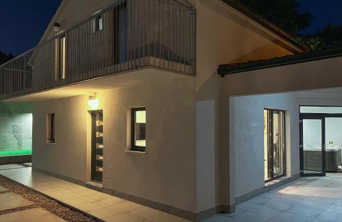 Mediterranean Oasis Seaside Villa with Pool - Foto 35