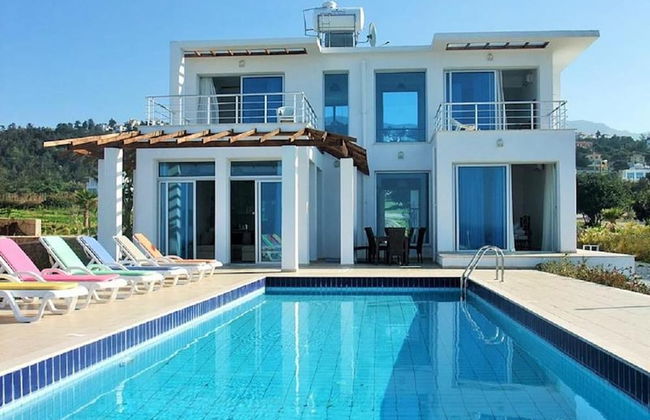 Detached Villa, Private Heated Pool, Outstanding Sea Views, Sleeps 6, Free Wifi - Foto 1