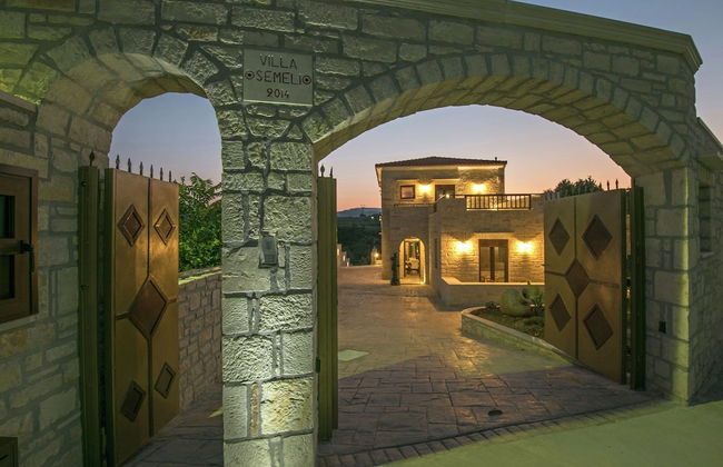 Luxurious Villa With Private Pool, Near a Couple of Restaurants & Sandy Beach - Foto 1