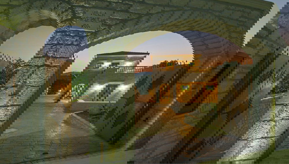 Luxurious Villa With Private Pool, Near a Couple of Restaurants & Sandy Beach - Foto 1, Rezeption