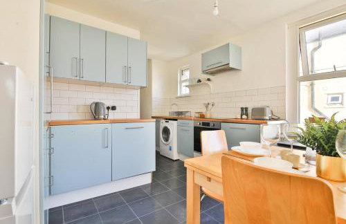 Beautifully Designed Flat with Full Amenities - Photo 6