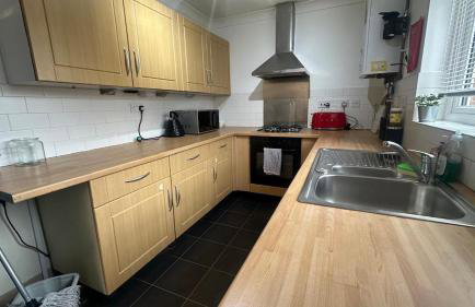 3-Bed Family Home in Furzton, Near Lake & Parking - Photo 7