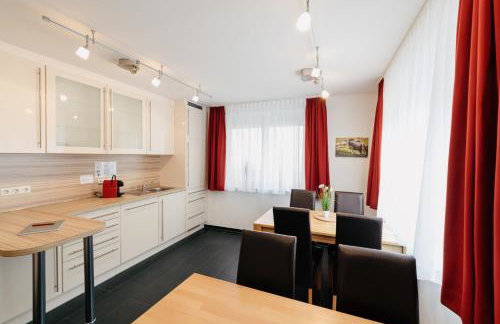 7SCHWABEN - 7 vollausgestattete Wohnungen unter einem Dach mitten in Bad Urach - Küche - Bad - WLAN - Waschmaschine - kostenloses Parken - E-Bike-Garage mit Ladestation - Altstadt, Bus, Bahn, E-Ladestation unter 5 Min - barrierefrei - rollstuhlgerecht - Foto 9