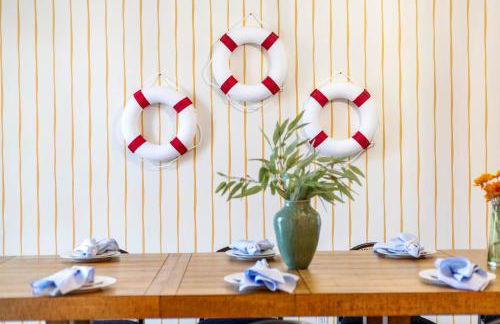 Resort Style Backyard Pool Pickleball Court - Foto 26