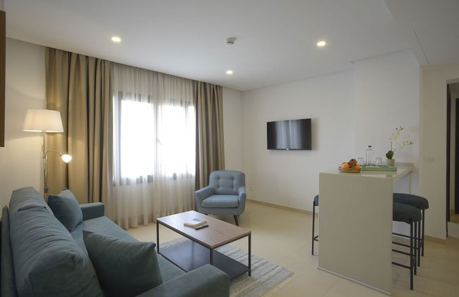 Maia Hotel Suites - Photo 15