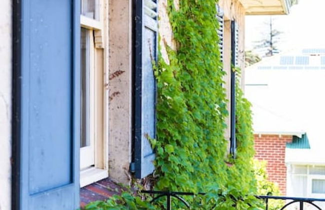 Beautiful 2 Story Manor Close to Beach and all - Foto 53