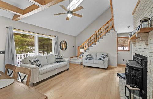 3BR Lake Luzerne Retreat with Game Room & Cozy Fire Pit - Foto 26