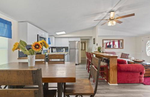 Spacious 2BR Retreat-10 minutes to the Beach! Pet Friendly! - Foto 18