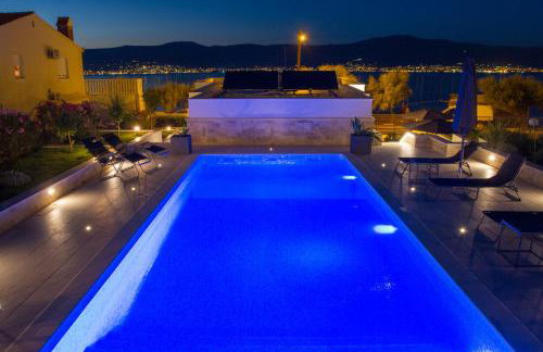 Luxury Poolside Villa - Photo 37