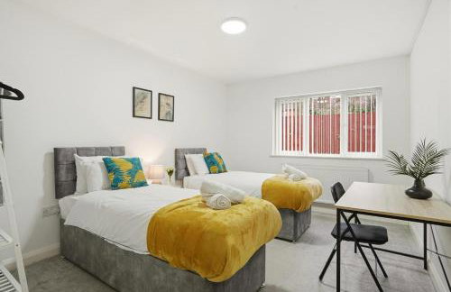 Spacious Ensuite Home near M6 with Driveway Parking - Foto 19