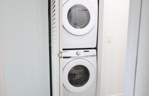 GREAT Luxe House NEAR Downtown & Marina in Miami - Photo 34