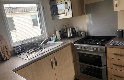 Seaside 2-Bed Caravan Retreat - Sleeps 6 & Parking - Foto 21