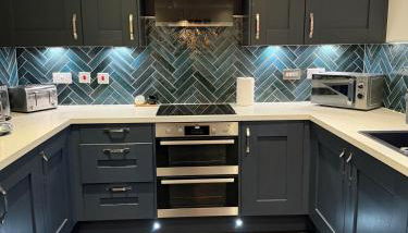 Contractor 4 bed Stay Rhoose 5 mins from Cardiff Airport and Barry - Foto 3