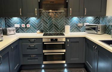 Contractor 4 bed Stay Rhoose 5 mins from Cardiff Airport and Barry - Foto 3