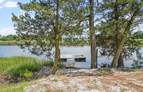 The Porter's Barn - fancy little waterfront home with deep-water boat dock and firepit - Foto 40