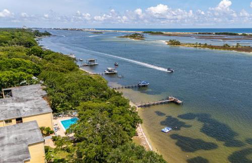 Calm Waterside Condo - Views, Pool & Family Fun - Foto 11