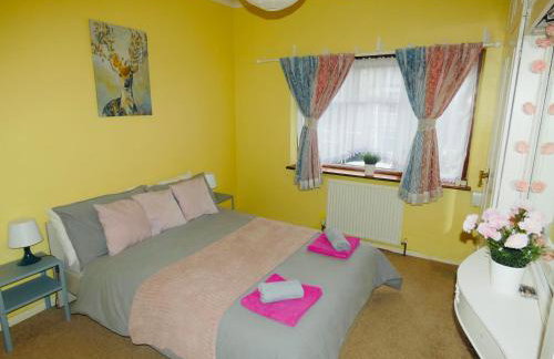 SPACIOUS 3 BED HOUSE WITH PARKING & GOOD TRANSPORT - Photo 7