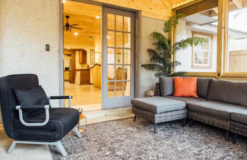 Villa Serena Tuscan Theme home with a HIDDEN lounge, fire pit, lawn games, creek - Foto 22