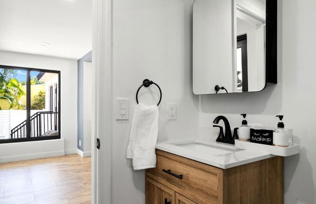 Stunning 3 Bd Pool House w Enchanting Water Views - Foto 31