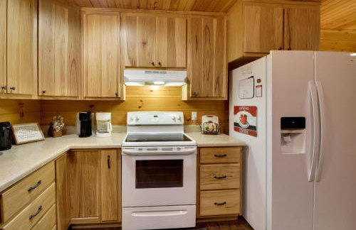 Serene and Secluded Alabama Cabin with Covered Deck! - Foto 7