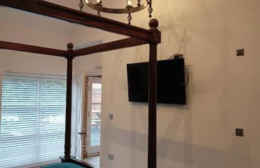 The West Wing at Eriviat Hall Hot Tub - Photo 58