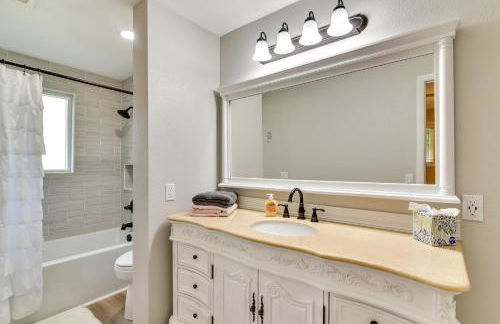 Serene Forest Grove Home with Deck and Stunning Views! - Foto 16