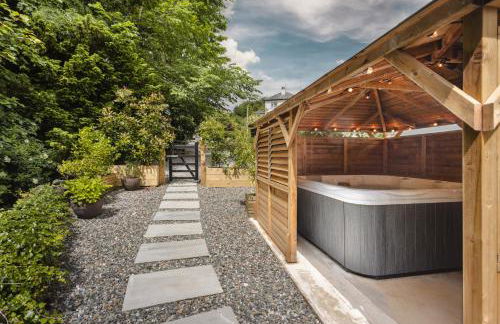 Coronation Family Cottage, Modernised 200-Year-Old Lake District Cottage with Private Hot Tub and Parking - Ridgestone - Foto 15