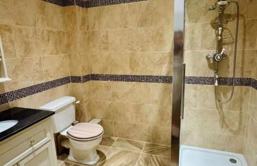 Wisteria Lodge, beautiful home in a great location - Foto 8