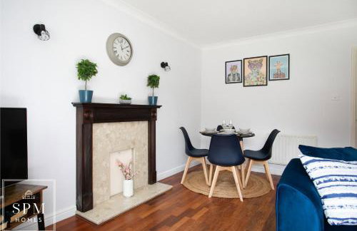 Large 3 Bed House - Long Stays Welcome - Smart TVs in Each Bedroom - Parking - Wifi - Foto 9