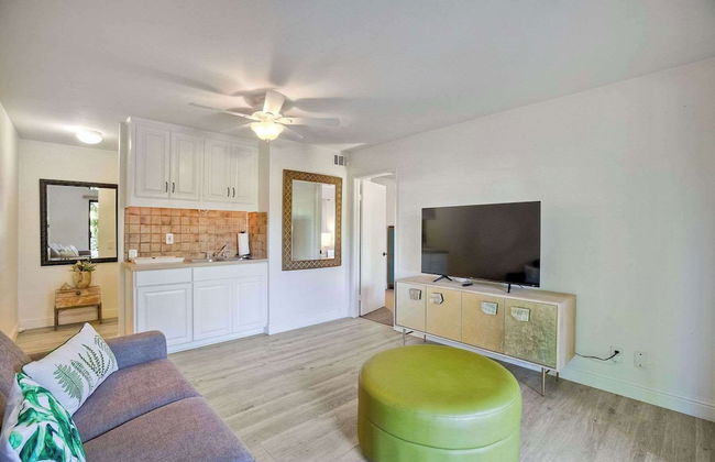 Serene Coastal Home Sleeps 8 1 Mile From Beach! - Foto 10