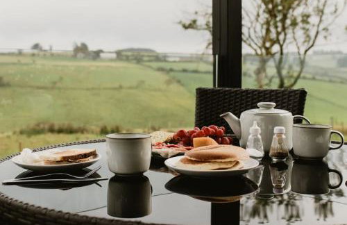 Luxury Glamping Cabin sleeping 4 People with Private Hot Tub and BBQ with views across the North Coast Ballycastle Pod 2 - Foto 32
