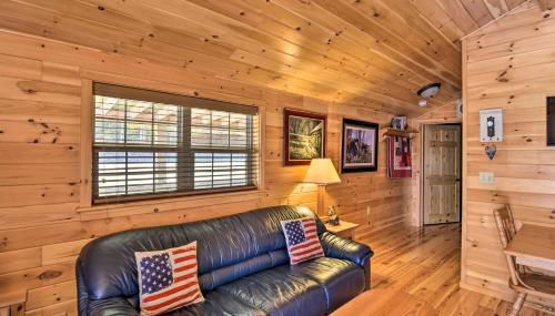 Cozy Anchors Away Cabin Hideaway with Fire Pit! - Foto 5