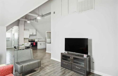 Downtown Detroit 2BR | King, WiFi, Parking - Foto 8