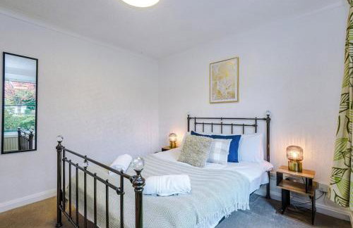 4 Bed House - Sleeps 8 - Free Parking - Manchester - Foto 8