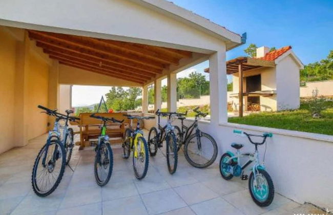 Peaceful Escape With Mountain Views, Heated Pool and Modern Amenities in Radošić - Foto 9