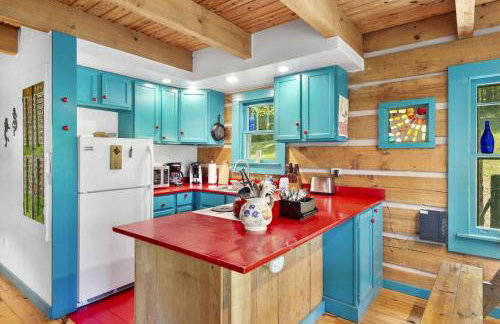 Beautiful Rustic Cabin Surrounded by Nature with Incredible Views and a Wrap-Around Deck for an Amazing Glamping Experience in Marshall, NC - Foto 12